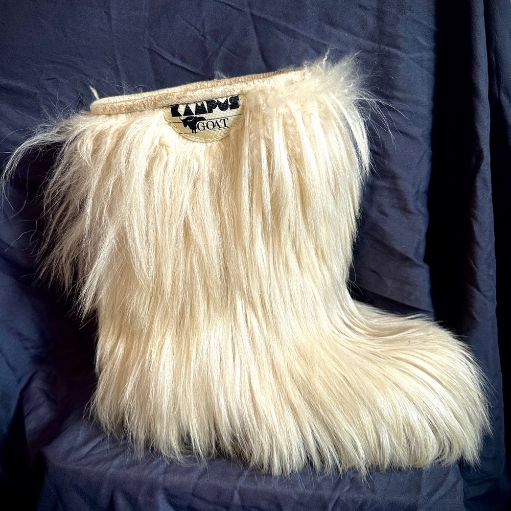 RARE. Y2K “Yeti Boots”